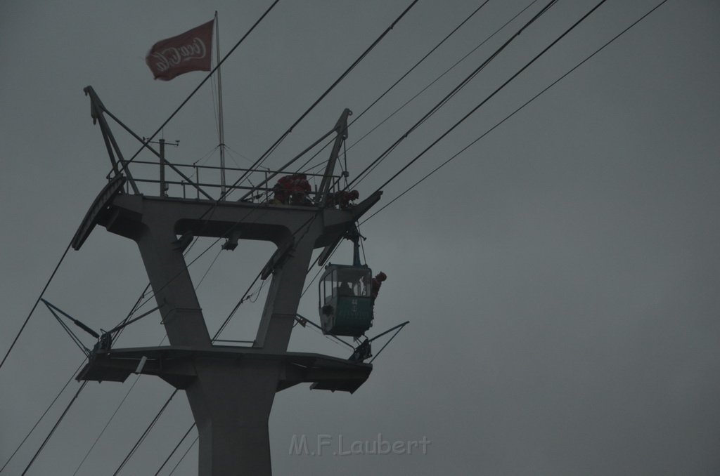 Einsatz BF Hoehenretter Koelner Seilbahn Hoehe Zoobruecke P2130.JPG